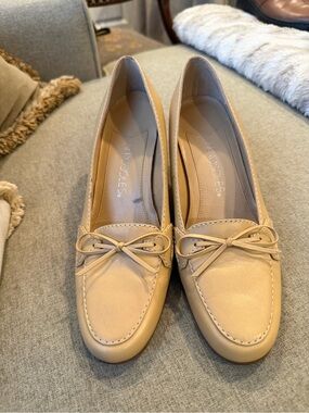 AEROSOLES Beige Leather Bow Loafers